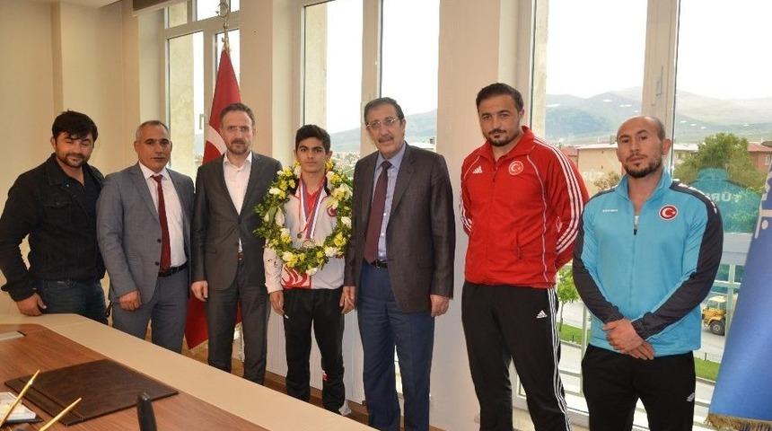 Başkan Bulutlar, Mill&icirc; G&uuml;reş&ccedil;iyi Altınla &Ouml;d&uuml;llendirdi