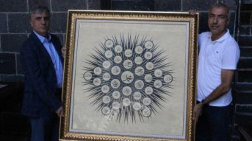 &Uuml;nl&uuml; Hattatın &Ouml;ğrencisinden Medreseye Anlamlı Hediye