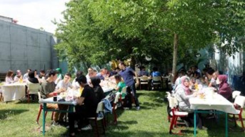 &Ouml;ğrencilerinden Sınav &Ouml;ncesi Mangal Keyfi