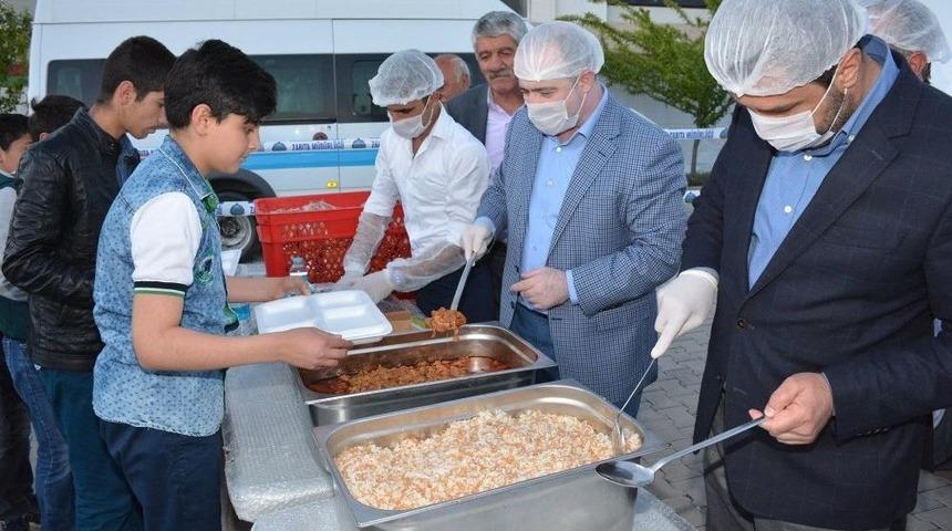 Tuşba Belediyesinin &lsquo;kardeşlik Sofrası&rsquo; 100 Bin Kişiyi Ağırladı