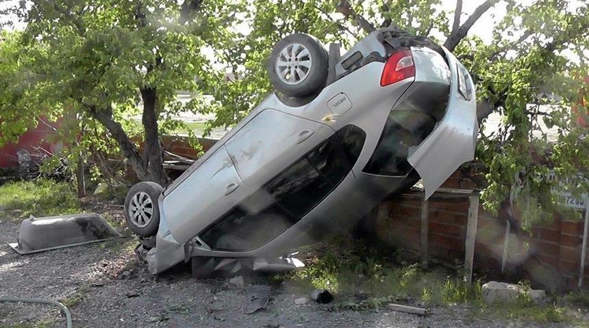 Takla Atan Otomobil Ağaca Asılı Kaldı