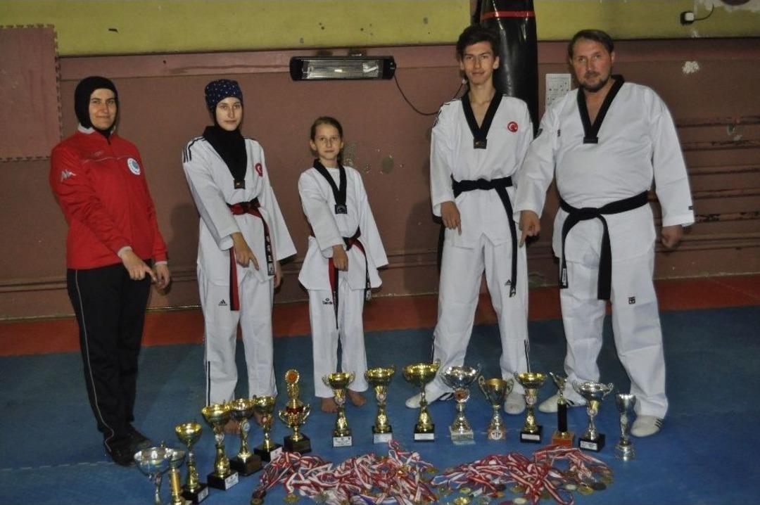 (&ouml;zel Haber) T&uuml;rkiye Şampiyonu &Ccedil;ıkaran Tekvandocu Aile