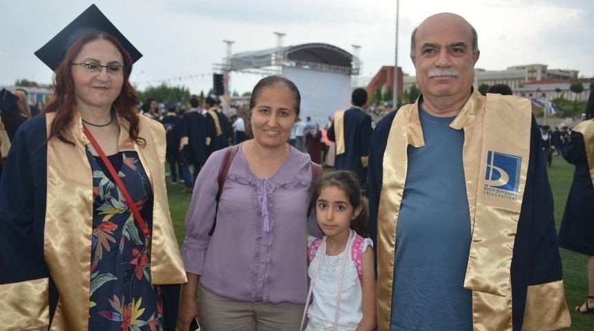 Biri 56 Diğeri 59 Yaşında &Uuml;niversiteden Mezun Oldular