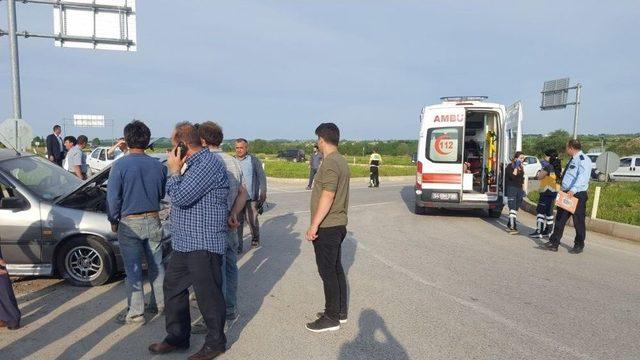 Sakarya&rsquo;da İki Otomobil &Ccedil;arpıştı: 5 Yaralı 1