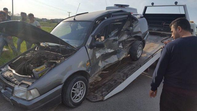 Sakarya&rsquo;da İki Otomobil &Ccedil;arpıştı: 5 Yaralı 2