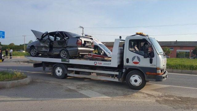 Sakarya&rsquo;da İki Otomobil &Ccedil;arpıştı: 5 Yaralı 3