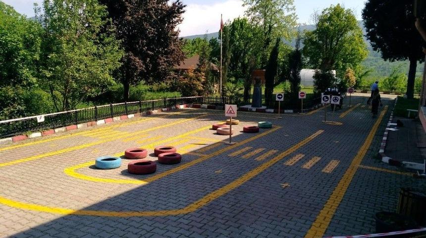 Minikler İ&ccedil;in Trafik Eğitim Pisti Kuruldu