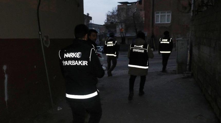 Diyarbakır&rsquo;da Uyuşturucu Tacirlerine Şafak Operasyonu: 6 G&ouml;zaltı