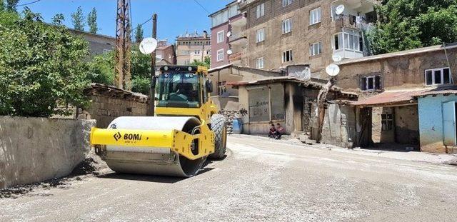 Hakkari’de Yol Asfaltlama Çalışması