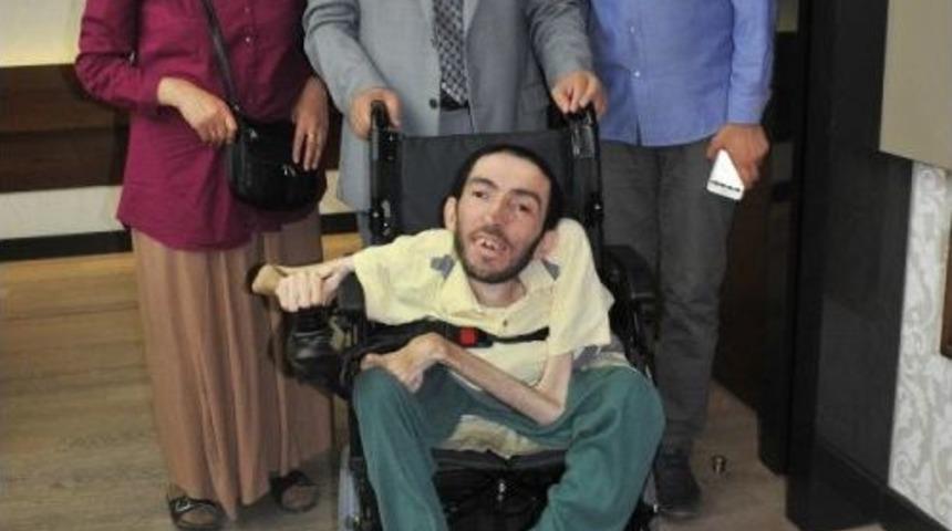 Vali K&ouml;şger, Tekerlekli Sandalye Hediye Etti