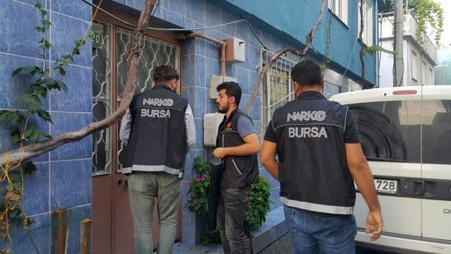 Kiracılarının Zehir Taciri Olduğunu Polis Baskınında Öğrendiler