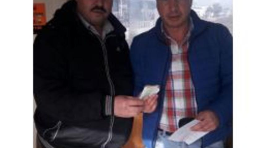 Taksici Aracında Unutulan Para Dolu &Ccedil;antayı Sahibine Teslim Etti