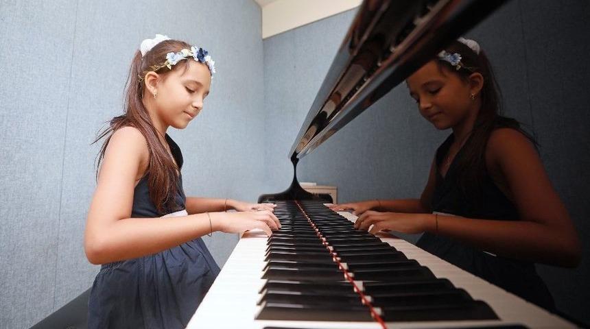 Piyanonun Başına 5 Yaşında Oturdu, Bir Daha Da Kalkmadı