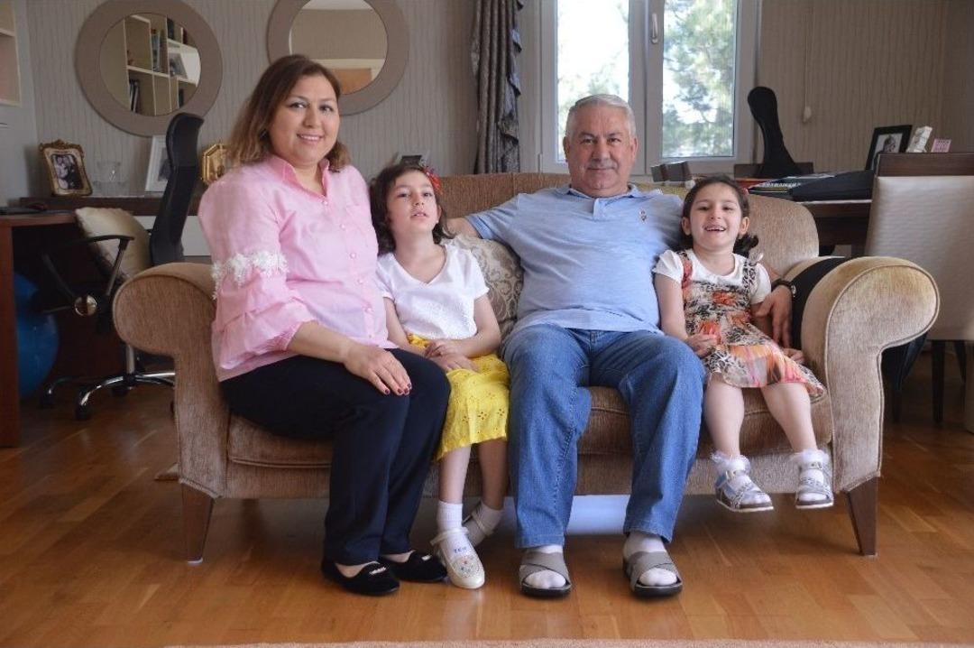 Hayata Sanata Sarılarak Tutunuyor