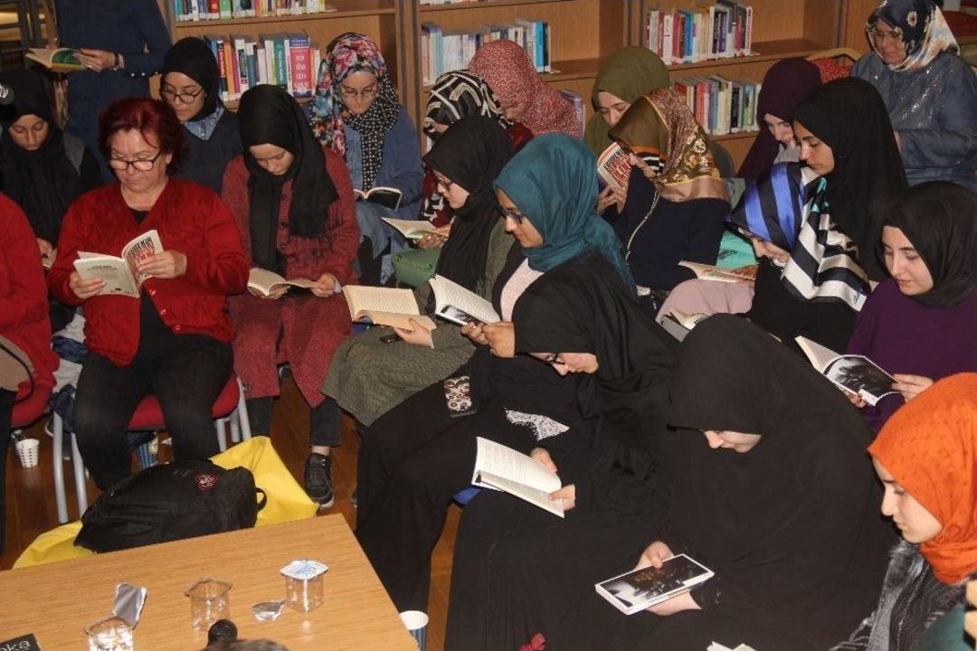 K&uuml;t&uuml;phanede Kitap Okuyup, Sohbet Ederek Sabahladılar