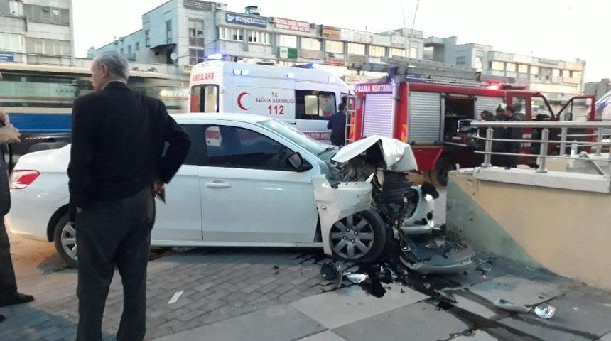 Kontrolden &Ccedil;ıkan Ara&ccedil; Duvara &Ccedil;arptı