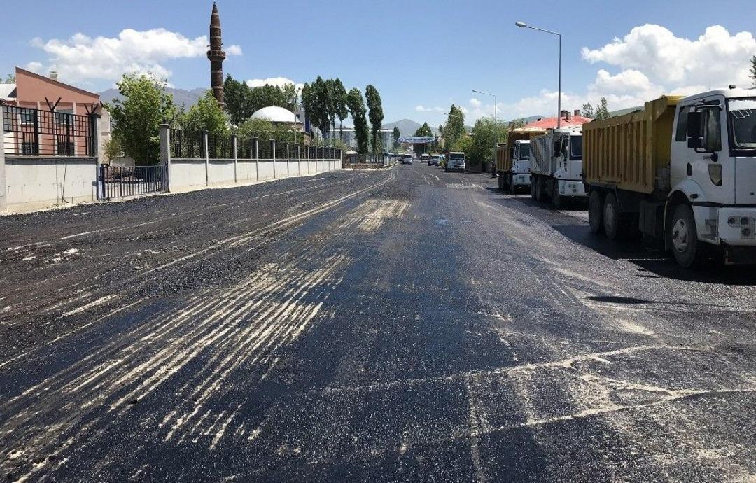 Van B&uuml;y&uuml;kşehir Belediyesi Yol &Ccedil;alışmalarını S&uuml;rd&uuml;r&uuml;yor