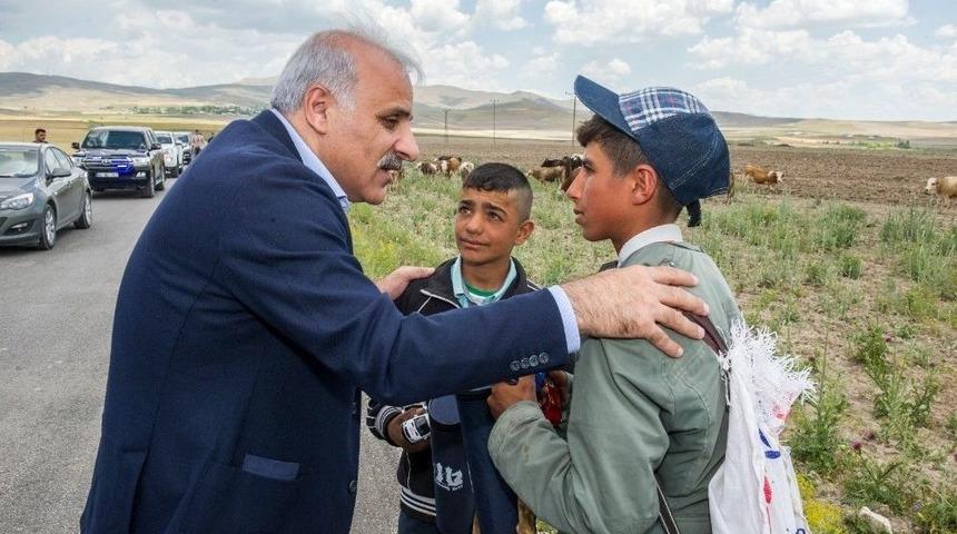 Vali Zorluoğlu, Küçük Çobanlarla Sohbet Ederek Eski Günlerini Yad Etti