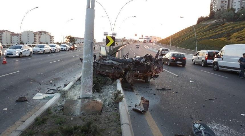 Kaza Nedeniyle Yola Fırlayan Kadın S&uuml;r&uuml;c&uuml; 2 Aracın Altında Kaldı