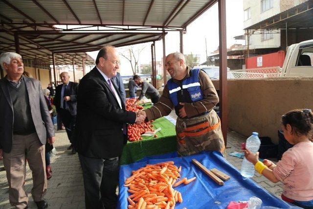 Başkan Özakcan Pazarcı Esnafını Dinledi