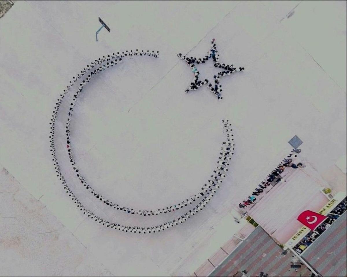 &Ouml;ğrencilerden Afrin&rsquo;deki Mehmet&ccedil;iğe Ay Yıldızlı Destek