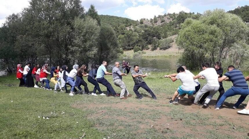 Gen&ccedil;ler Piknik Yapıp Doyasıya Eğlendi