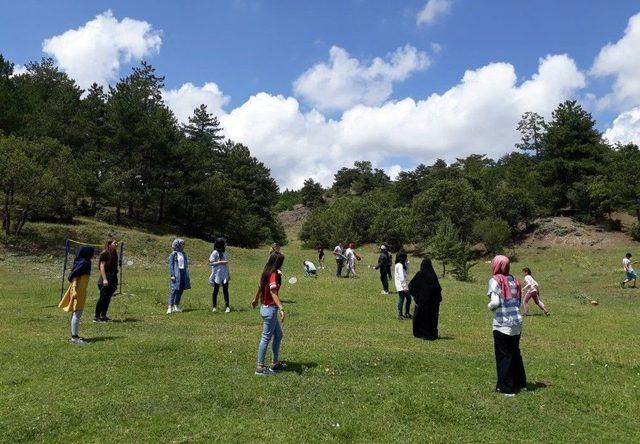 Gençler Piknik Yapıp Doyasıya Eğlendi