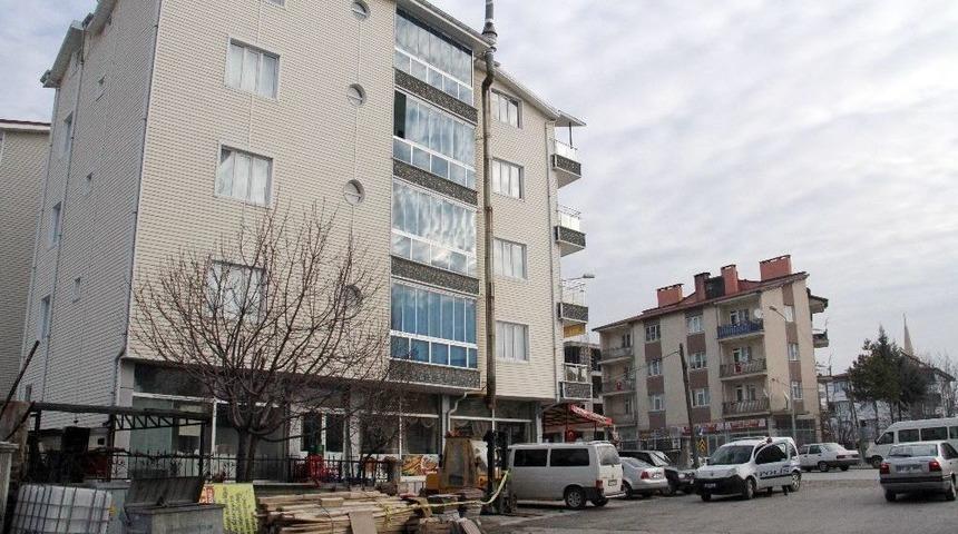 Konya&rsquo;da 3. Kattan D&uuml;şen Gen&ccedil; Yaralandı