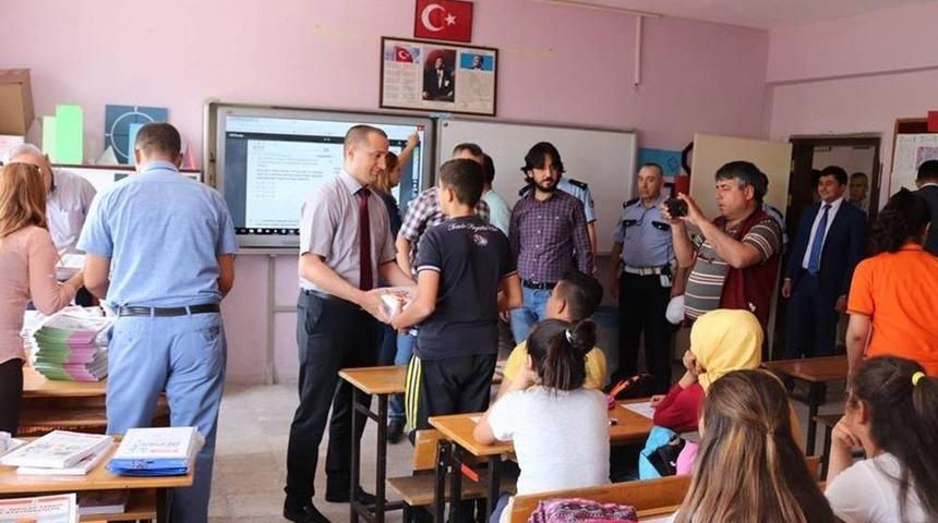 Mut Polisi &Ouml;ğrencilere Kitap Dağıttı