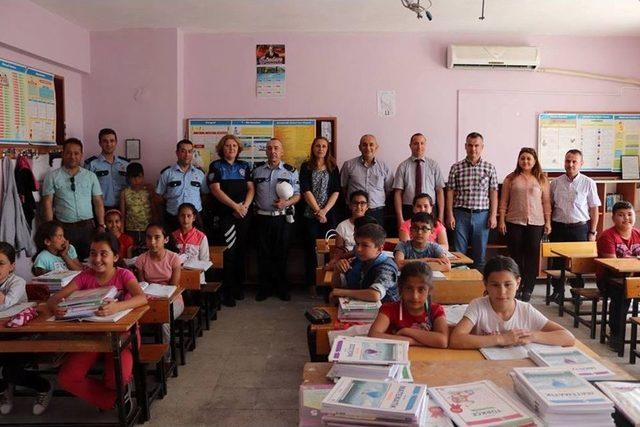 Mut Polisi &Ouml;ğrencilere Kitap Dağıttı 1