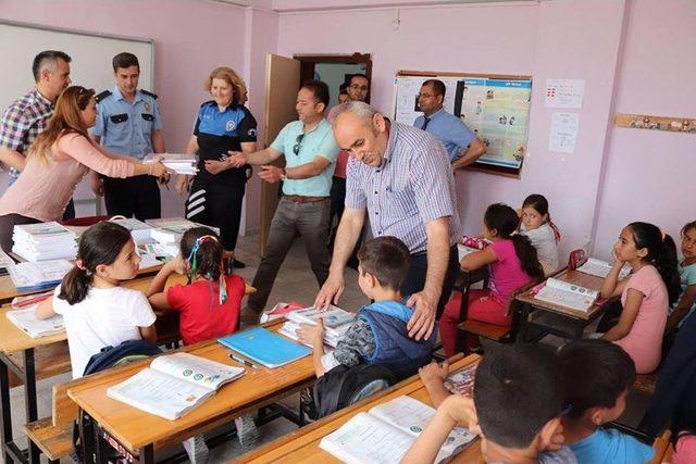 Mut Polisi &Ouml;ğrencilere Kitap Dağıttı 2