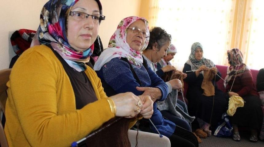 Hataylı Kadınlar Mehmet&ccedil;iğe Atkı Ve Bere &Ouml;r&uuml;yor