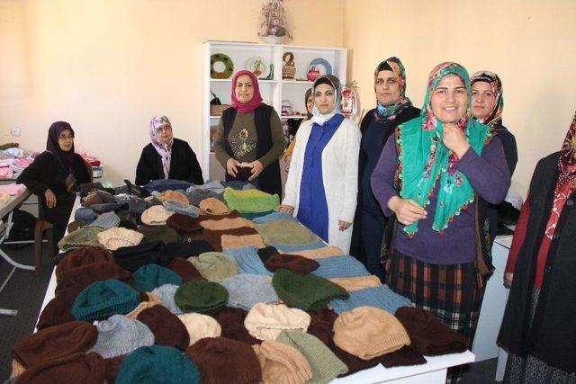 Hataylı Kadınlar Mehmetçiğe Atkı Ve Bere Örüyor 1