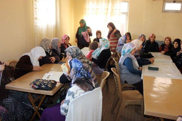 Hataylı Kadınlar Mehmetçiğe Atkı Ve Bere Örüyor 2