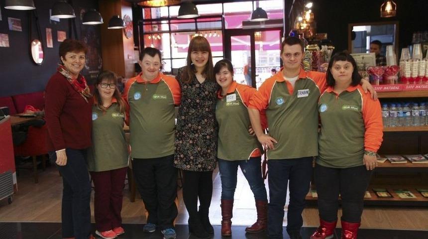 İyilik At&ouml;lyesi&rsquo;nin G&ouml;n&uuml;ll&uuml; Ablası