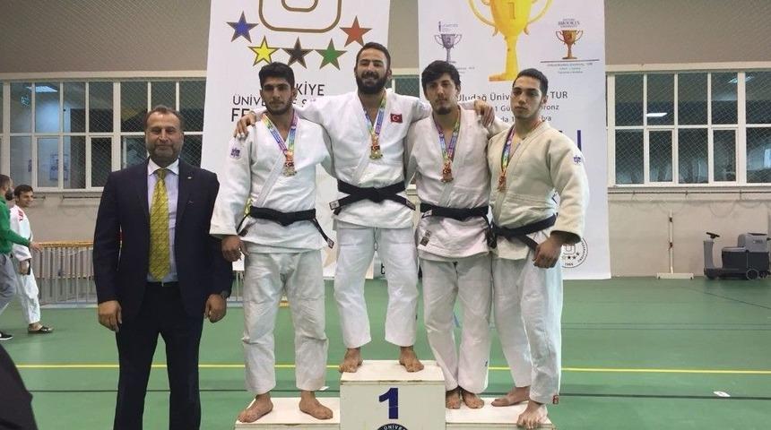 D&uuml;zce &Uuml;niversitesi Spor Bilimleri Fak&uuml;ltesi Başarılarını S&uuml;rd&uuml;r&uuml;yor