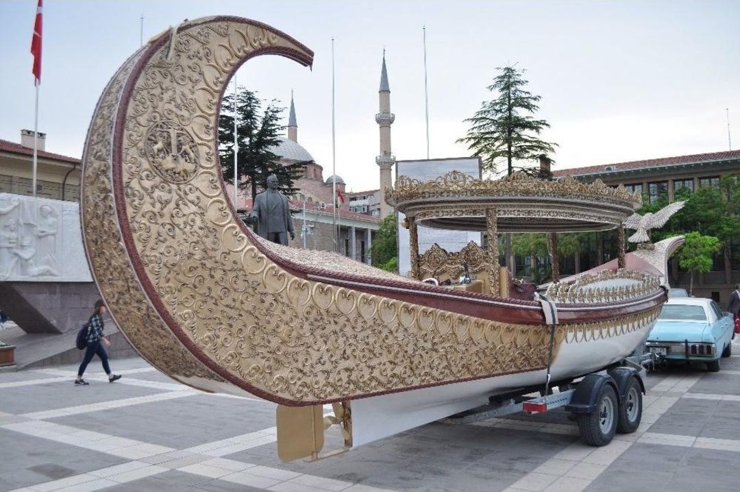 Turizm İ&ccedil;in Kayığı Karadan Y&uuml;r&uuml;tt&uuml;