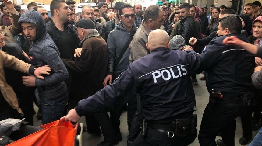 Bı&ccedil;akladığı Kişiyi Sedyeyle Ambulansa Alınırken Tekmeledi