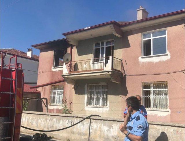 Karaman&rsquo;da &Ccedil;ıkan Yangında Evin B&uuml;y&uuml;k B&ouml;l&uuml;m&uuml; Kullanılamaz Hale Geldi 1