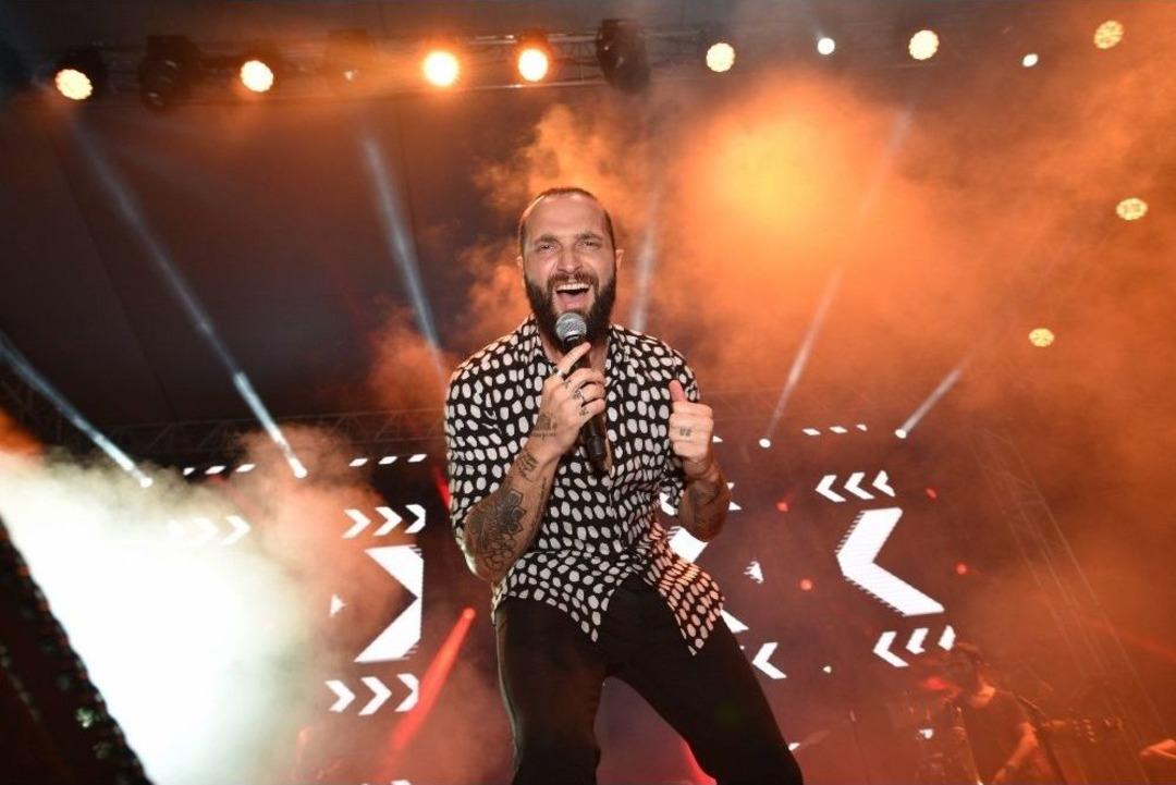 &Uuml;nl&uuml; Şarkıcı Berkay Manisalıları Coşturdu