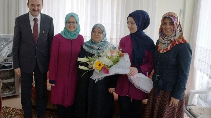 Aydınlı &Ouml;ğrenciler Yaşlıları Evlerinde Ziyaret Ediyor