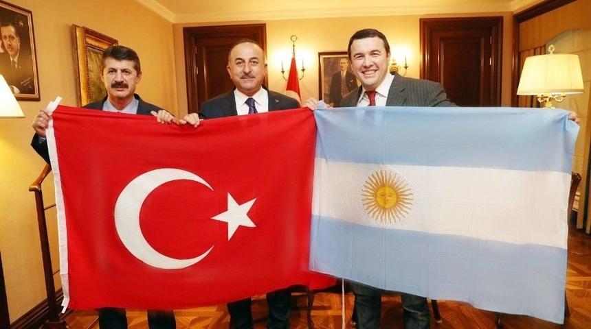 Arjantin&rsquo;de Yaşayan Oyuncudan Bakan &Ccedil;avuşoğlu&rsquo;na Ziyaret
