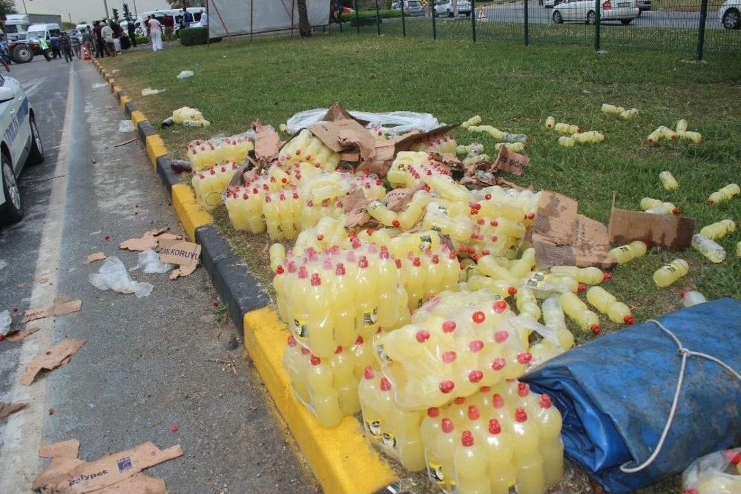 Gıda Y&uuml;kl&uuml; Kamyon Devrildi, Karayolu Pazara D&ouml;nd&uuml;