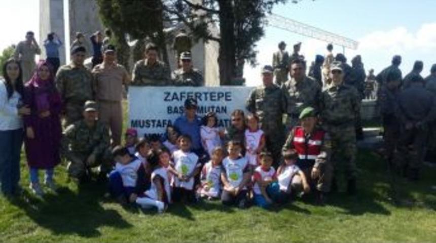 Minik Y&uuml;rekler, &rsquo;asker Amcaları&rsquo; İle Şehitlik Ziyareti Yaptı