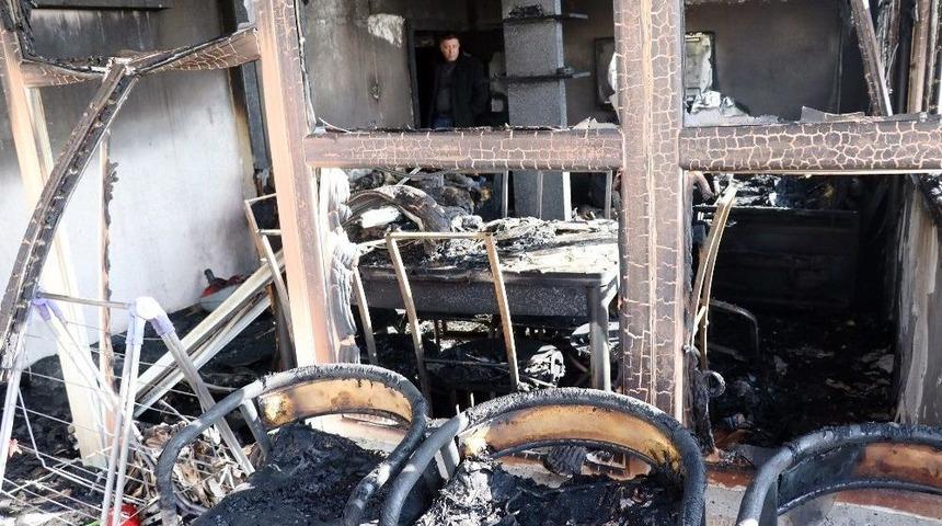 5 N&uuml;fuslu Duran Ailesi Evsiz Kaldı