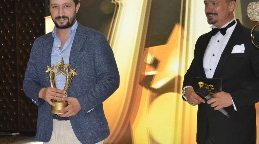 Op. Dr. &Ccedil;alışkan&rsquo;a &ldquo;en İyi &Ccedil;ıkış Yapan Plastik Cerrah&rdquo; &Ouml;d&uuml;l&uuml;