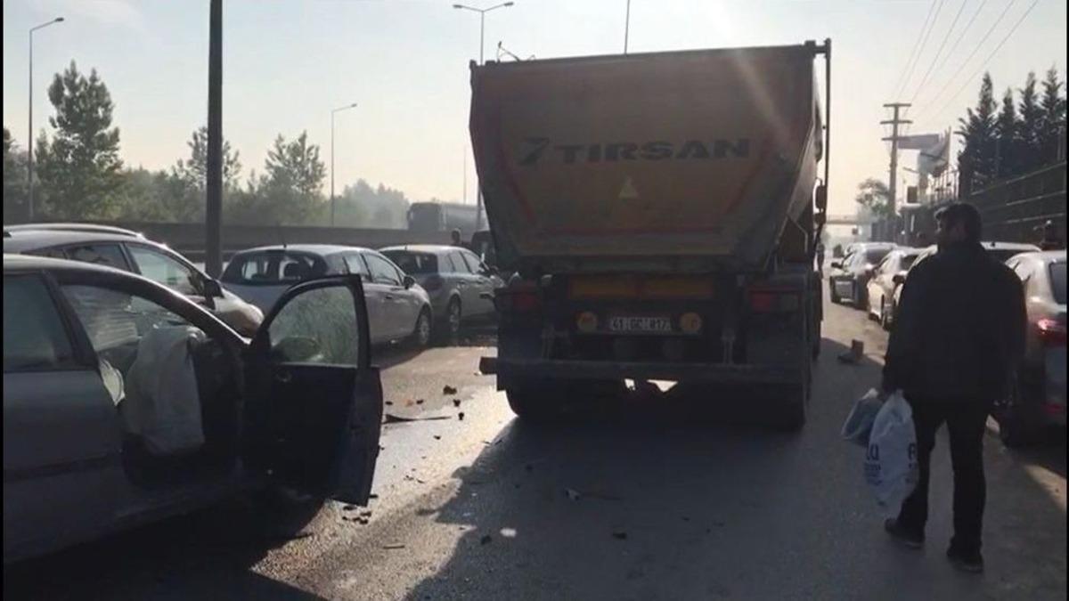 Dar Yolda İlerlemeye &Ccedil;alışan Tır, Park Halindeki 7 Otomobili Bi&ccedil;ti