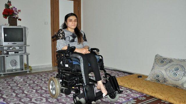 (özel Haber) Yürüyerek Girdiği Ameliyattan Felçli Çıktı, Lösemili Annesiyle Yardım Bekliyor