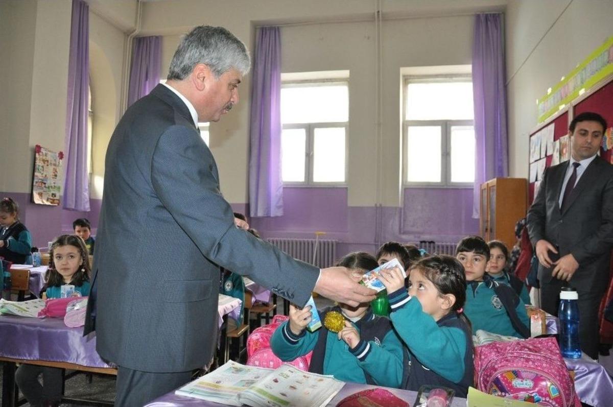 Kars&rsquo;ta, &Ouml;ğrencilere Sarıkamış Ve Gazi Ahmet Muhtar Paşa &Ccedil;izgi Romanı Dağıtıldı