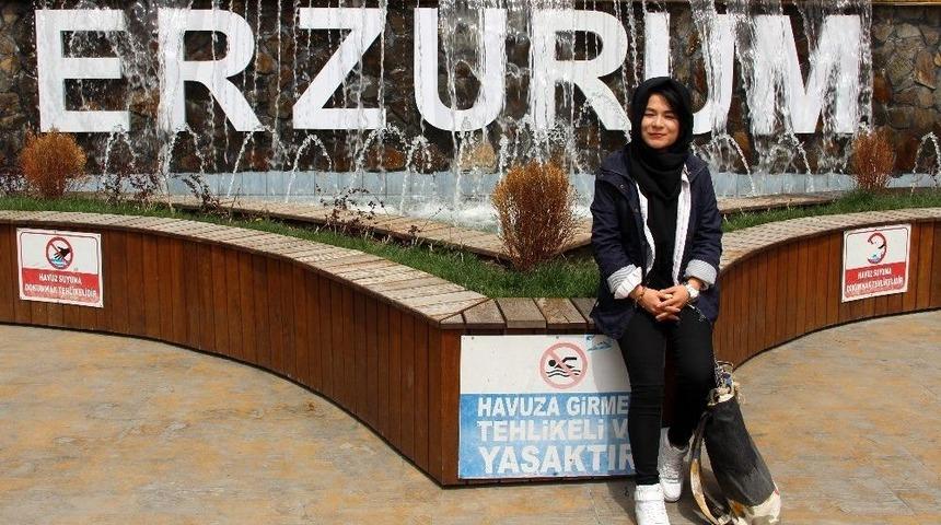 Afgan Kızdan Dünyaya Mesaj Niteliğinde Resim